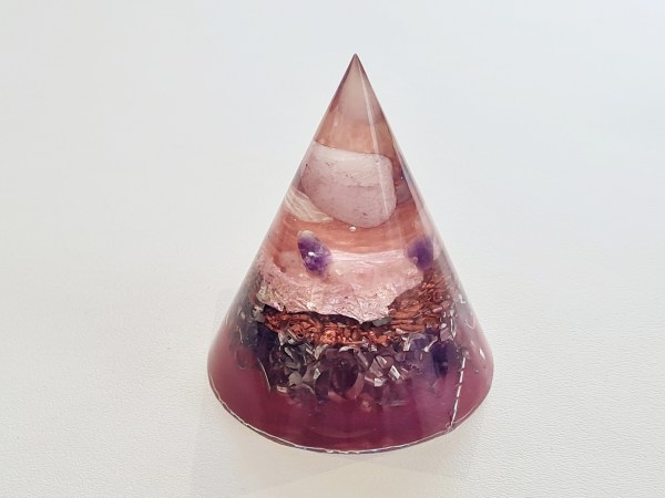 Orgonite cône quartz rose couleur rose